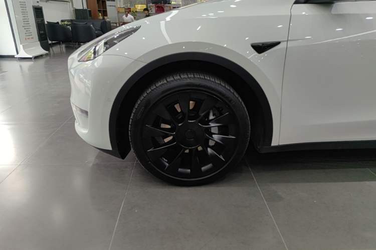 Used Tesla Model Y 2022 Long-Range All-Wheel-Drive Version Left Front Wheel Hub