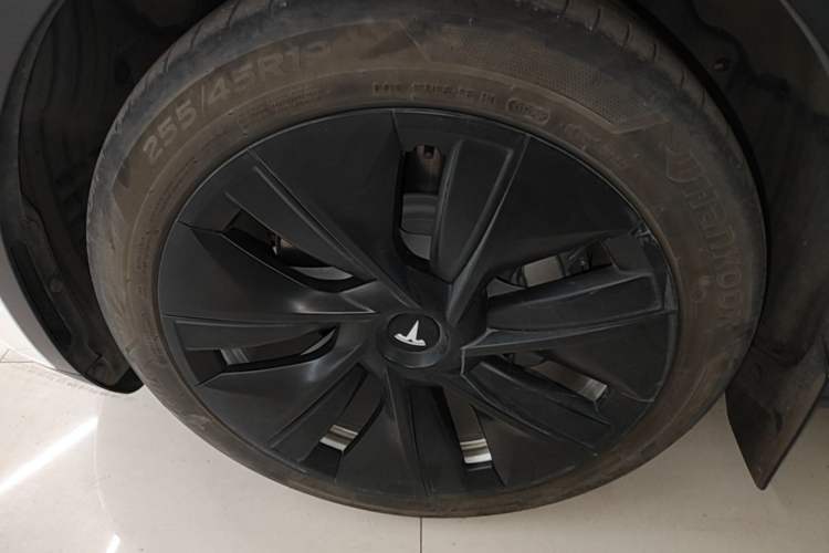 Used Tesla Model Y 2022 Long-Range All-Wheel-Drive Version Left Front Wheel Hub