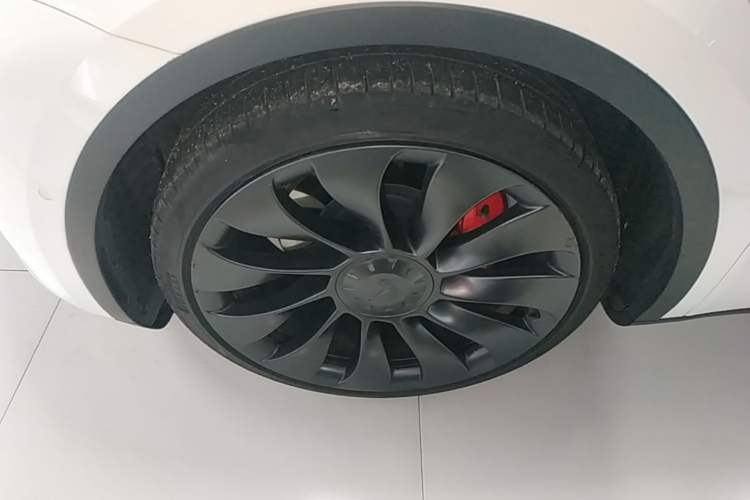 Used Tesla Model Y 2022 Performance High-Performance All-Wheel-Drive Version Left Front Wheel Hub