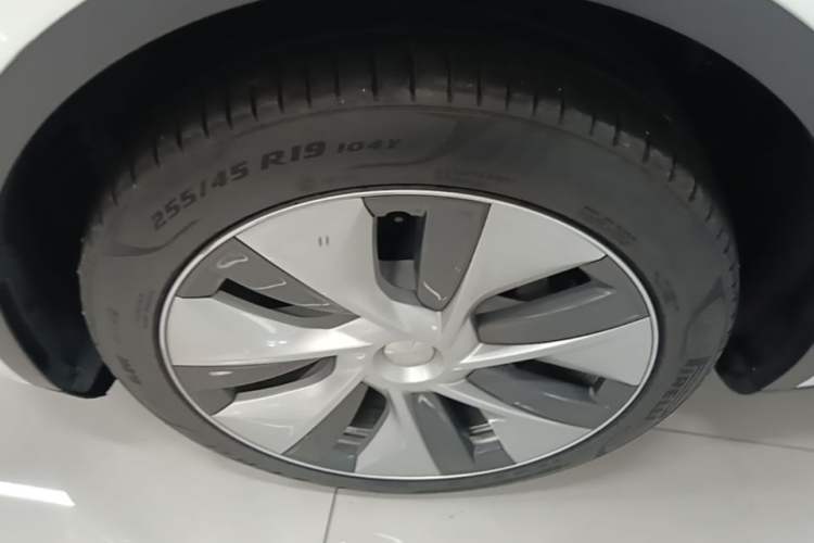 Used Tesla Model Y 2022 Rear-Wheel-Drive Version Left Front Wheel Hub