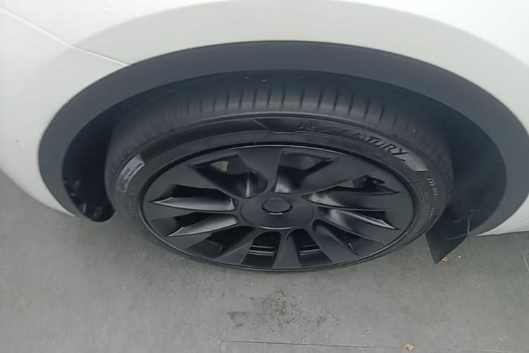 Used Tesla Model Y 2022 Rear-Wheel-Drive Version Left Front Wheel Hub