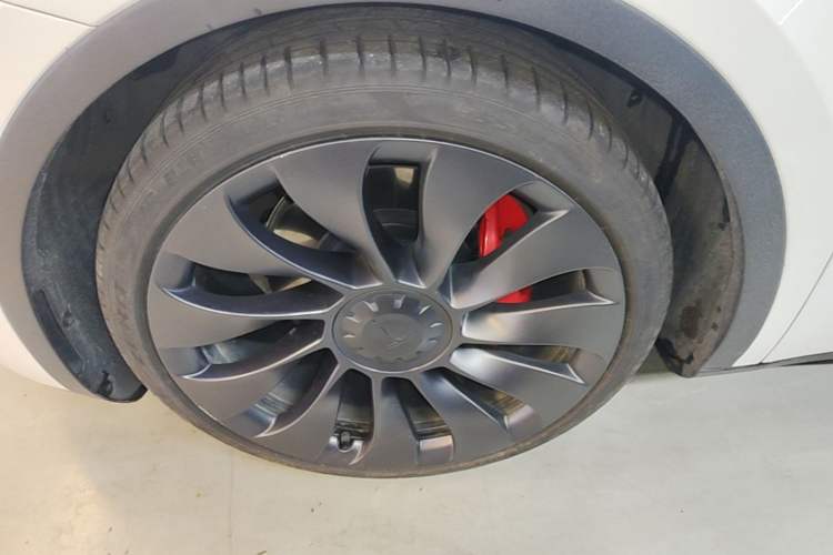 Used Tesla Model Y 2022 Performance High-Performance All-Wheel-Drive Version Left Front Wheel Hub