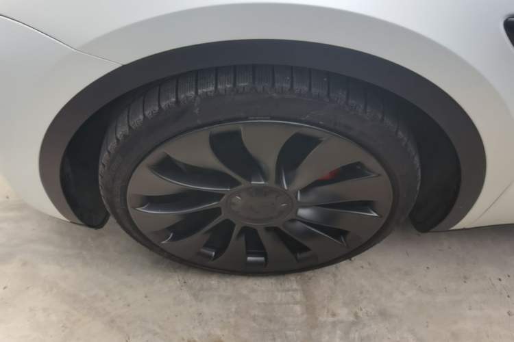 Used Tesla Model Y 2022 Performance High-Performance All-Wheel-Drive Version Left Front Wheel Hub