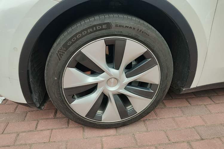 Used Tesla Model Y 2022 Long-Range All-Wheel-Drive Version Left Front Wheel Hub