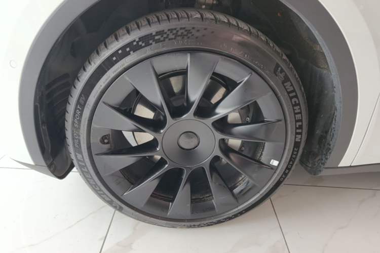Used Tesla Model Y 2022 Long-Range All-Wheel-Drive Version Left Front Wheel Hub