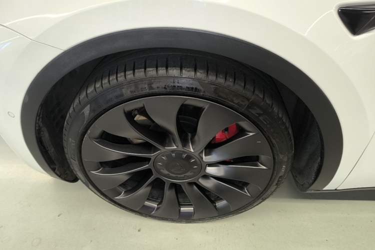 Used Tesla Model Y 2022 Performance High-Performance All-Wheel-Drive Version Left Front Wheel Hub
