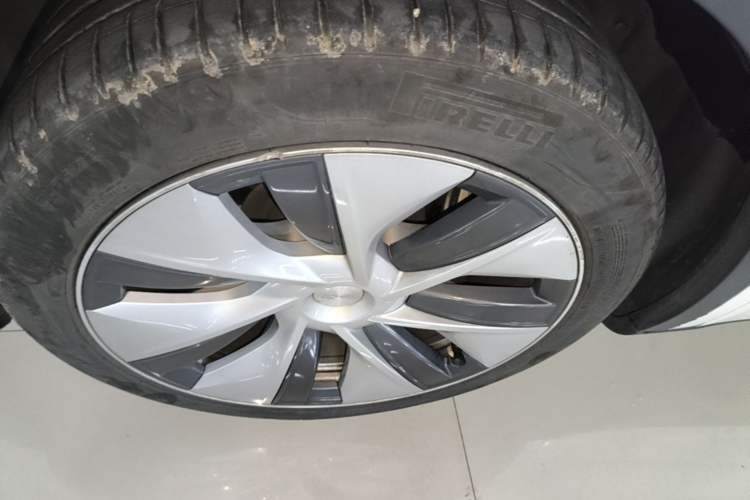 Used Tesla Model Y 2022 Rear-Wheel-Drive Version Left Front Wheel Hub