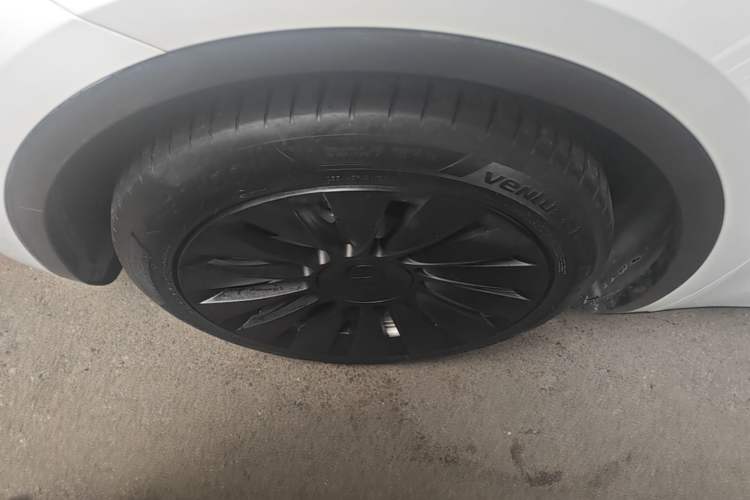 Used Tesla Model Y 2022 Long-Range All-Wheel-Drive Version Left Front Wheel Hub