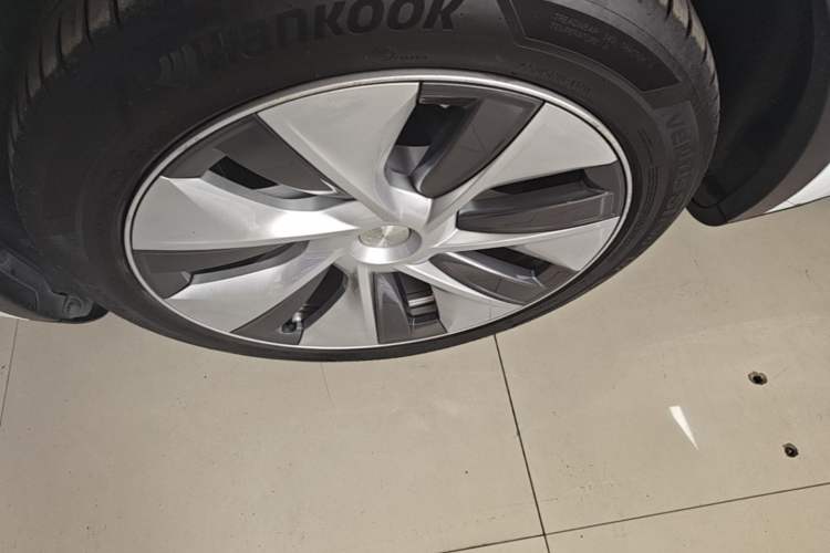 Used Tesla Model Y 2022 Long-Range All-Wheel-Drive Version Left Front Wheel Hub