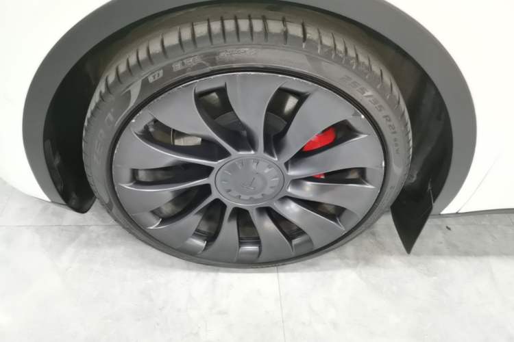 Used Tesla Model Y 2022 Performance High-Performance All-Wheel-Drive Version Left Front Wheel Hub
