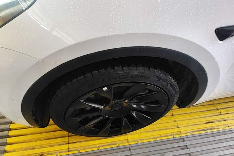 Used Tesla Model Y 2022 Long-Range All-Wheel-Drive Version Left Front Wheel Hub