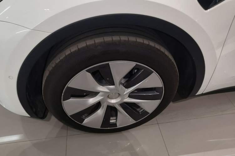 Used Tesla Model Y 2022 Rear-Wheel-Drive Version Left Front Wheel Hub