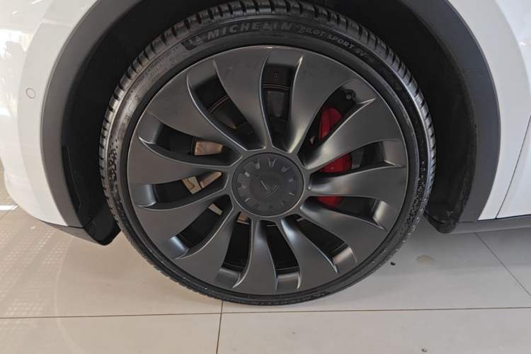 Used Tesla Model Y 2022 Performance High-Performance All-Wheel-Drive Version Left Front Wheel Hub