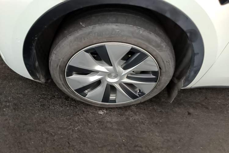 Used Tesla Model Y 2022 Long-Range All-Wheel-Drive Version Left Front Wheel Hub