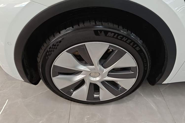 Used Tesla Model Y 2022 Rear-Wheel-Drive Version Left Front Wheel Hub