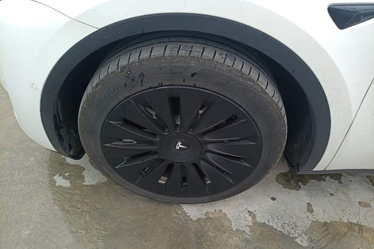 Used Tesla Model Y 2022 Long-Range All-Wheel-Drive Version Left Front Wheel Hub