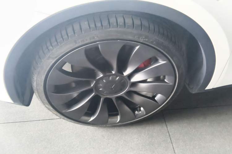 Used Tesla Model Y 2022 Performance High-Performance All-Wheel-Drive Version Left Front Wheel Hub