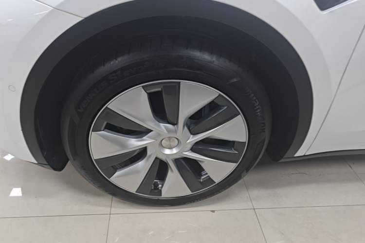 Used Tesla Model Y 2022 Long-Range All-Wheel-Drive Version Left Front Wheel Hub