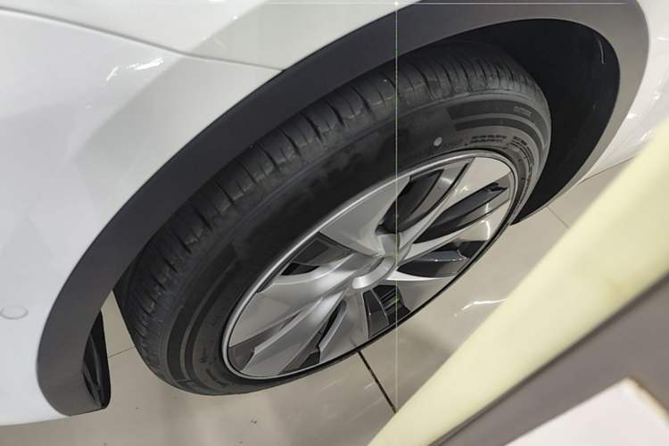 Used Tesla Model Y 2022 Revised Version Long-Range All-Wheel Drive Left Front Wheel Hub