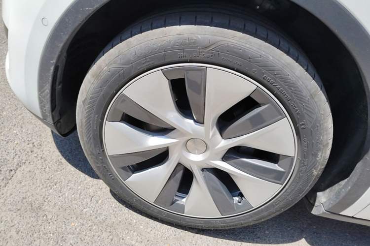 Used Tesla Model Y 2022 Revised Version Rear-Wheel Drive Left Front Wheel Hub
