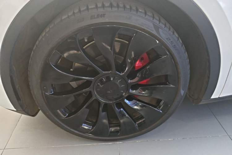 Used Tesla Model Y 2022 Performance High-Performance All-Wheel-Drive Version Left Front Wheel Hub
