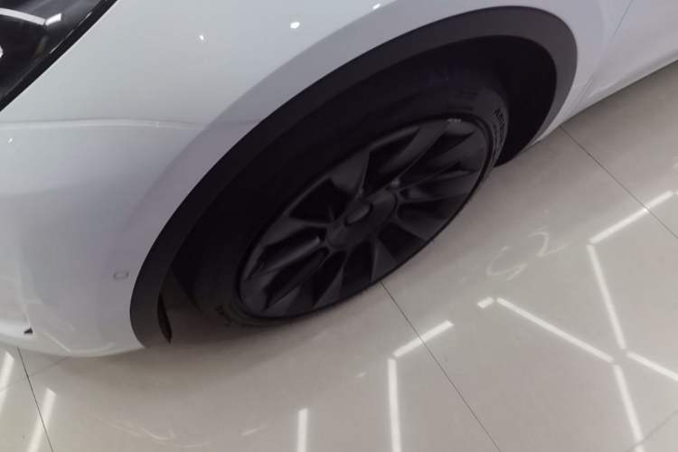 Used Tesla Model Y 2022 Long-Range All-Wheel-Drive Version Left Front Wheel Hub