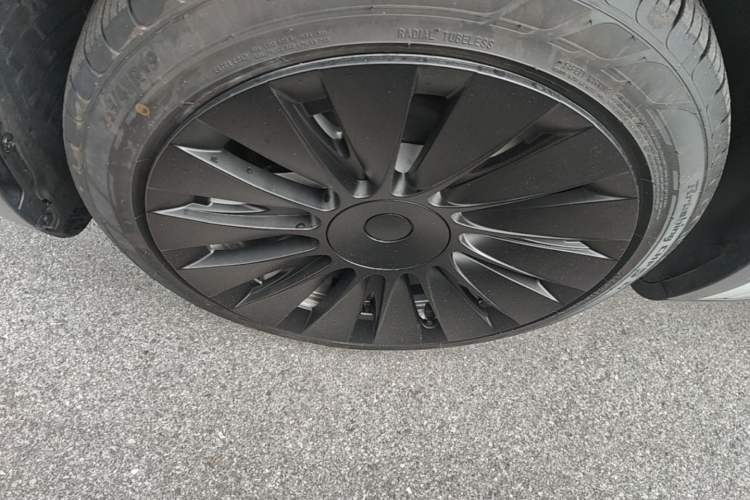 Used Tesla Model Y 2022 Long-Range All-Wheel-Drive Version Left Front Wheel Hub