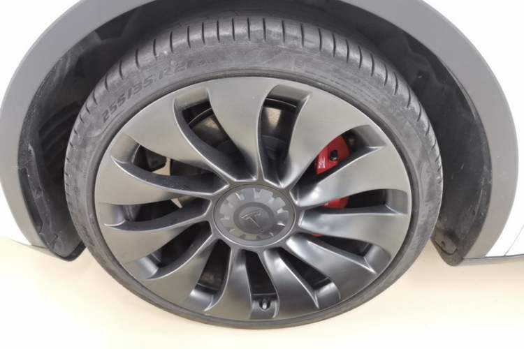 Used Tesla Model Y 2022 Performance High-Performance All-Wheel-Drive Version Left Front Wheel Hub