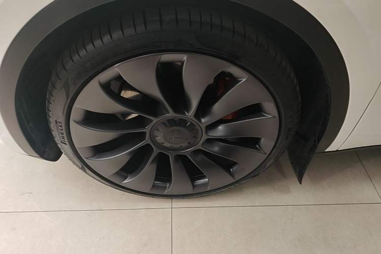 Used Tesla Model Y 2022 Performance High-Performance All-Wheel-Drive Version Left Front Wheel Hub