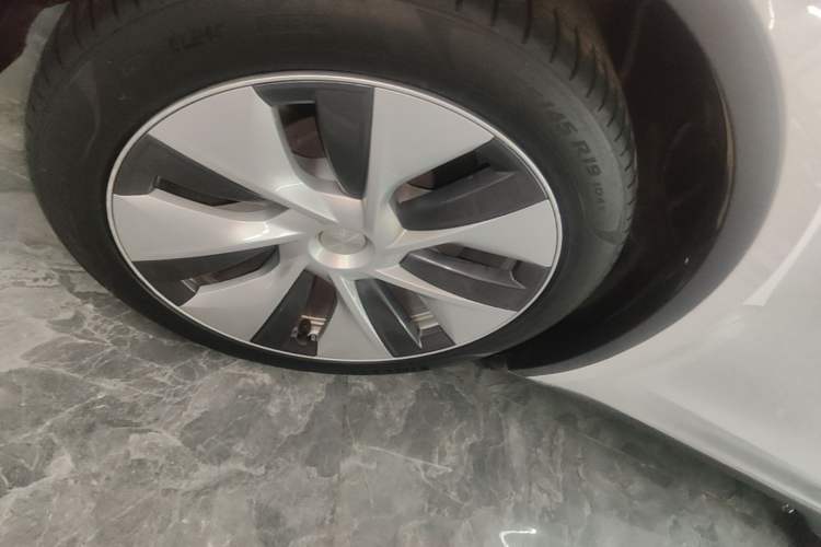 Used Tesla Model Y 2022 Rear-Wheel-Drive Version Left Front Wheel Hub