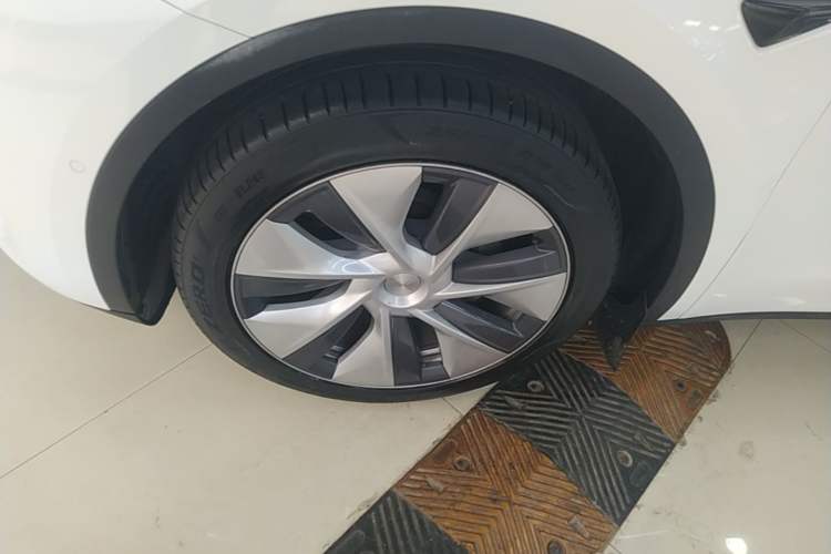 Used Tesla Model Y 2022 Rear-Wheel-Drive Version Left Front Wheel Hub