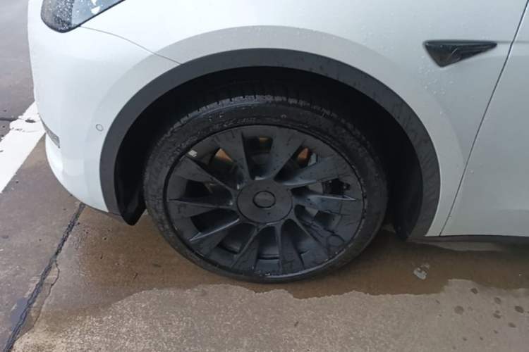 Used Tesla Model Y 2022 Long-Range All-Wheel-Drive Version Left Front Wheel Hub