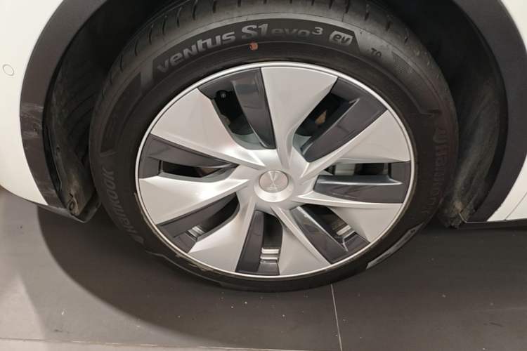 Used Tesla Model Y 2022 Rear-Wheel-Drive Version Left Front Wheel Hub
