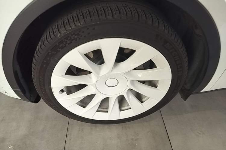 Used Tesla Model Y 2022 Rear-Wheel-Drive Version Left Front Wheel Hub