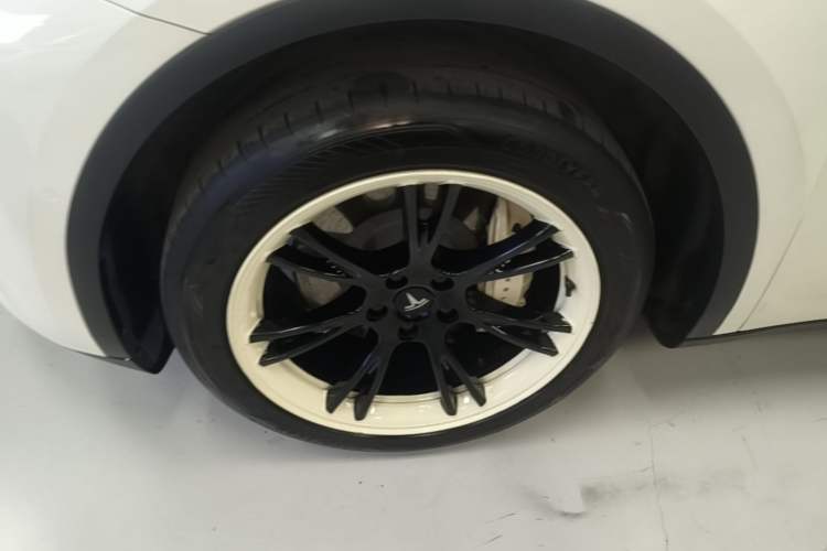 Used Tesla Model Y 2022 Revised Version Rear-Wheel Drive Left Front Wheel Hub