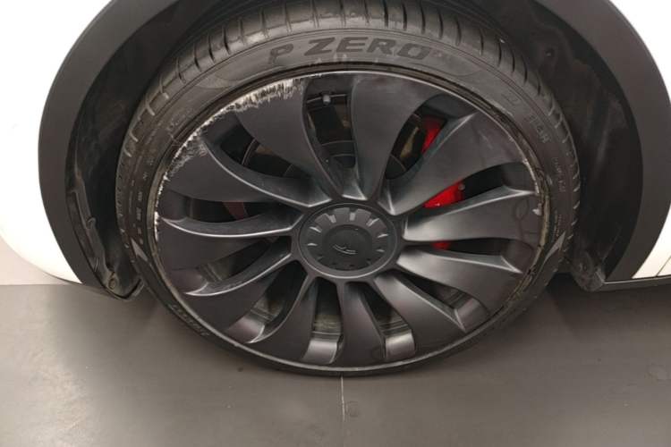 Used Tesla Model Y 2022 Performance High-Performance All-Wheel-Drive Version Left Front Wheel Hub