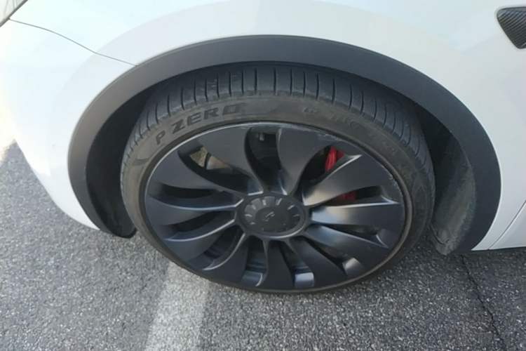 Used Tesla Model Y 2022 Performance High-Performance All-Wheel-Drive Version Left Front Wheel Hub