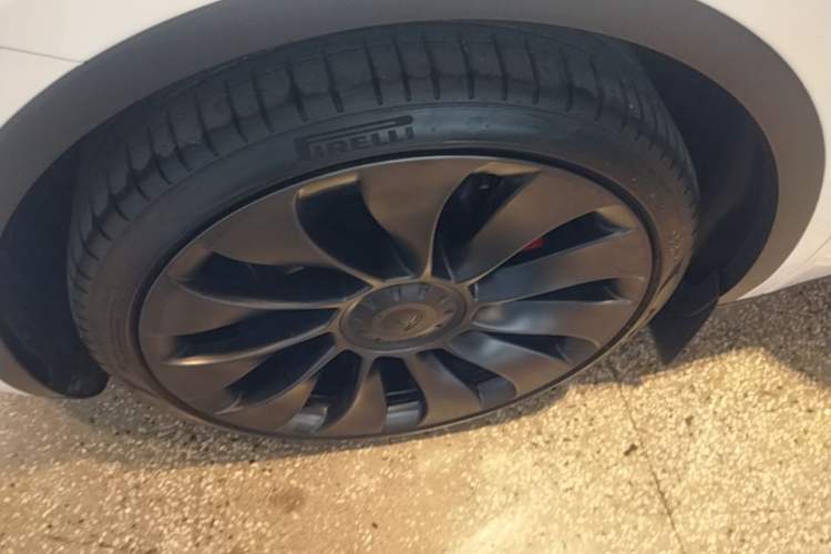Used Tesla Model Y 2022 Performance High-Performance All-Wheel-Drive Version Left Front Wheel Hub