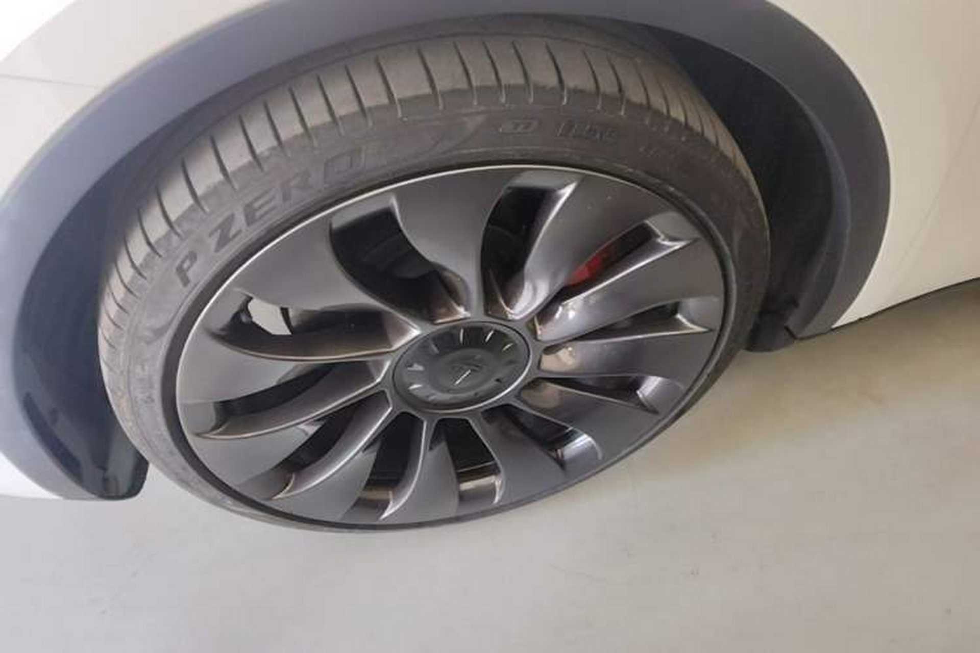 Used Tesla Model Y 2022 Performance High-Performance All-Wheel-Drive Version Left Front Wheel Hub