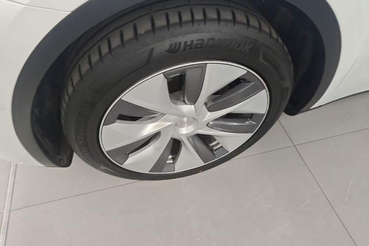 Used Tesla Model Y 2022 Long-Range All-Wheel-Drive Version Left Front Wheel Hub