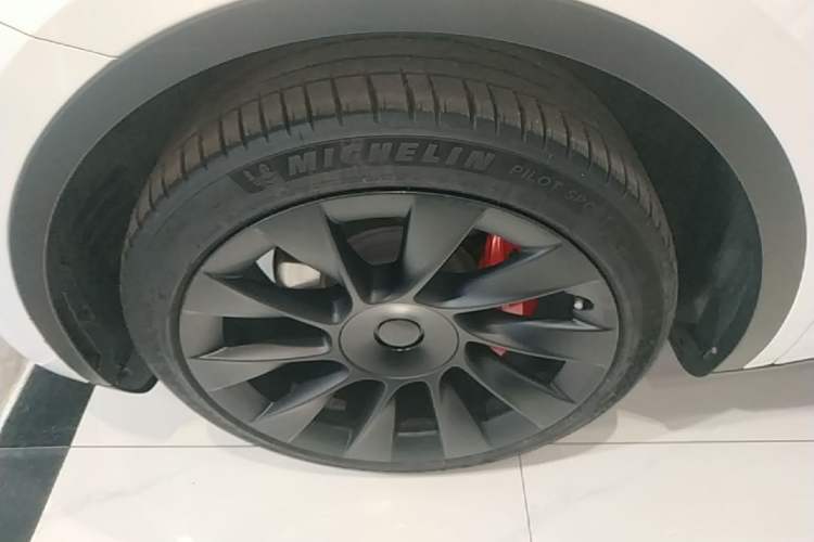 Used Tesla Model Y 2022 Long-Range All-Wheel-Drive Version Left Front Wheel Hub