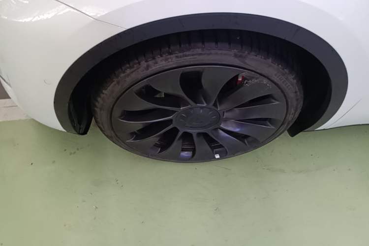 Used Tesla Model Y 2022 Performance High-Performance All-Wheel-Drive Version Left Front Wheel Hub