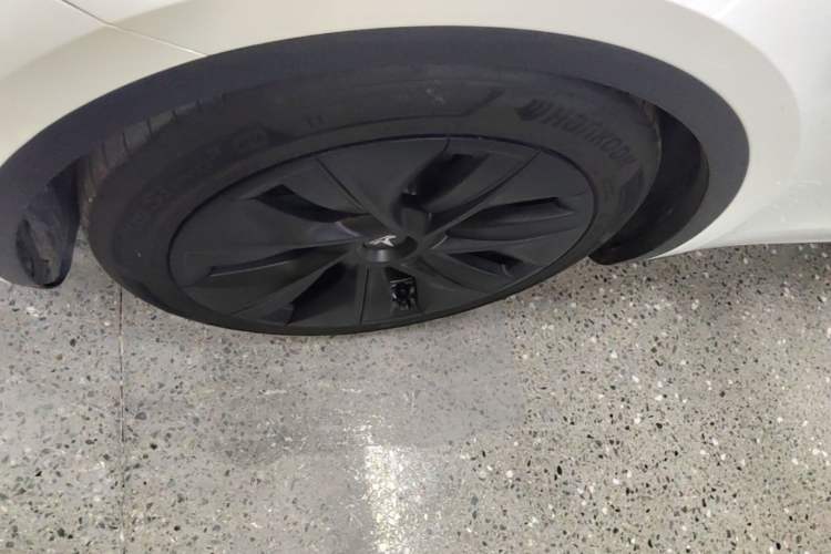 Used Tesla Model Y 2022 Long-Range All-Wheel-Drive Version Left Front Wheel Hub