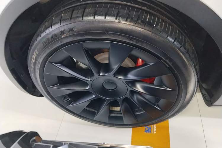 Used Tesla Model Y 2022 Long-Range All-Wheel-Drive Version Left Front Wheel Hub
