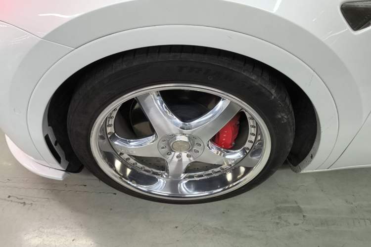 Used Tesla Model Y 2022 Performance High-Performance All-Wheel-Drive Version Left Front Wheel Hub