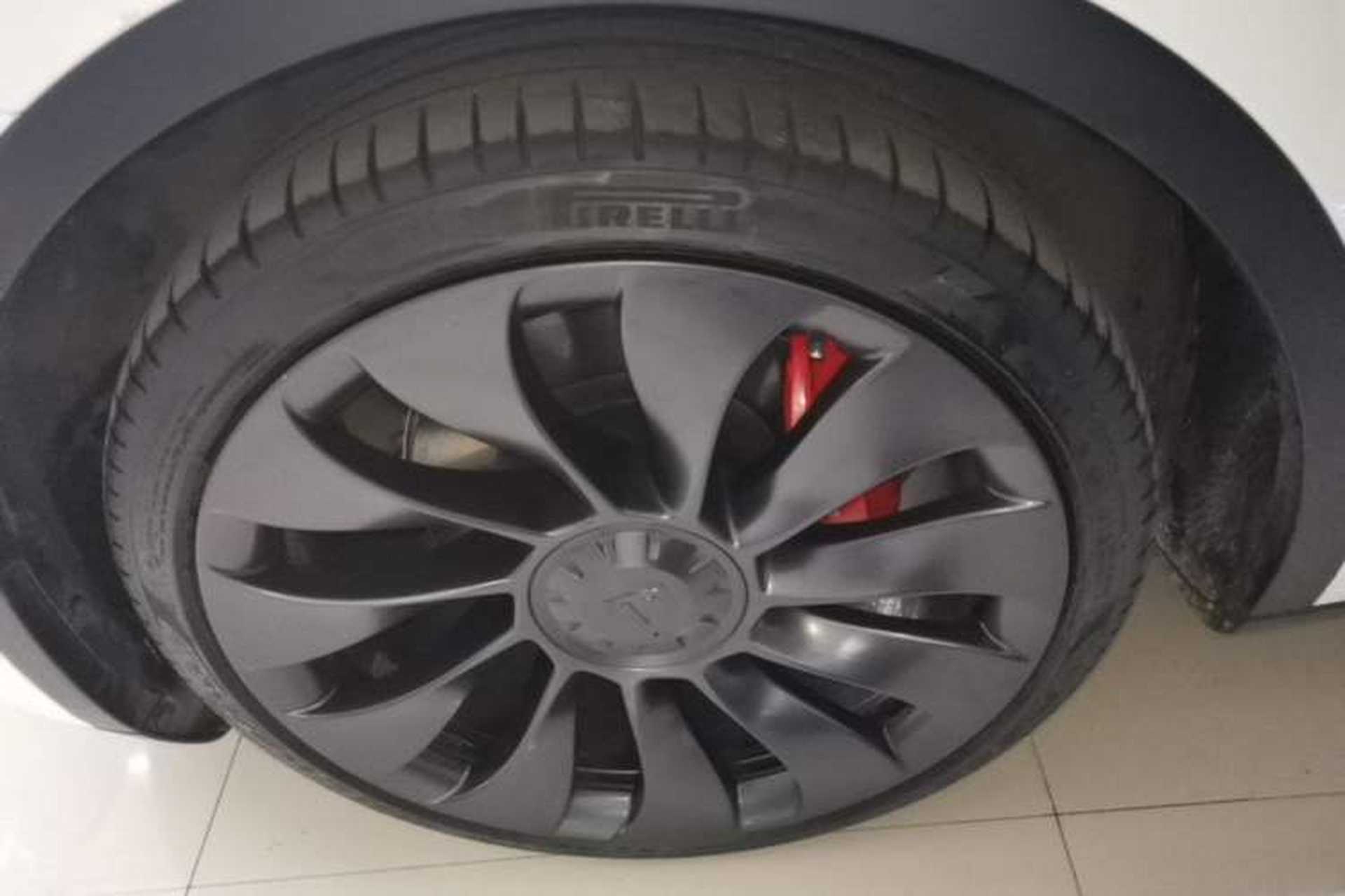Used Tesla Model Y 2022 Performance High-Performance All-Wheel-Drive Version Left Front Wheel Hub