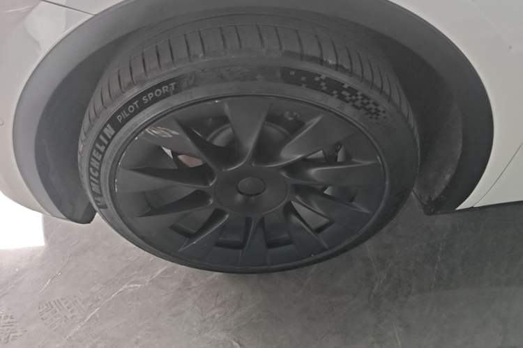 Used Tesla Model Y 2022 Long-Range All-Wheel-Drive Version Left Front Wheel Hub