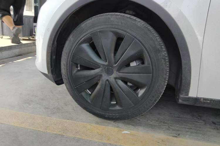 Used Tesla Model Y 2022 Long-Range All-Wheel-Drive Version Left Front Wheel Hub