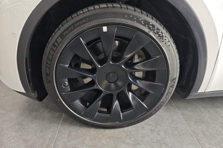 Used Tesla Model Y 2022 Long-Range All-Wheel-Drive Version Left Front Wheel Hub