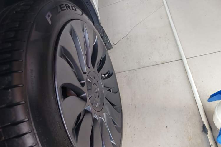 Used Tesla Model Y 2022 Rear-Wheel-Drive Version Left Front Wheel Hub